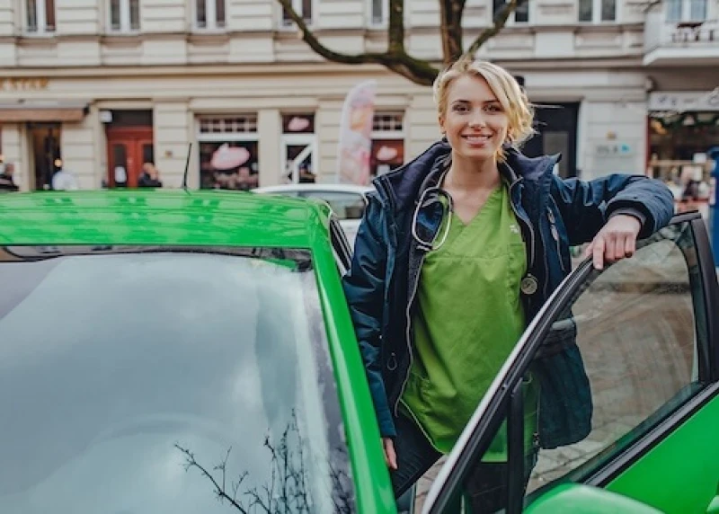 Mobile felmo Tierärztin steht am Dienstwagen