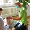 felmo Tierärztin untersucht Katze im Hausbesuch